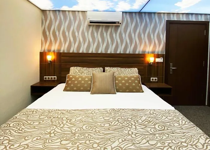 מלון Emily Rose קמר