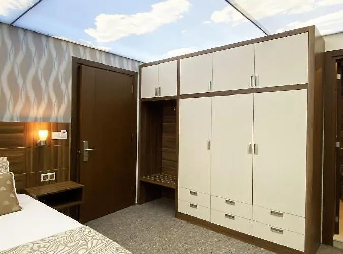 Emily Rose 3* קמר